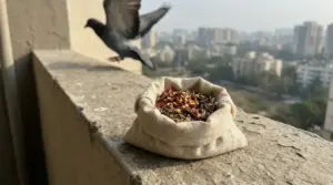 Sacchetto di spezie sul davanzale del balcone mentre un piccione vola via sullo sfondo